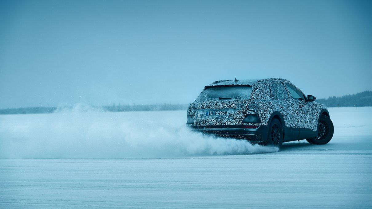 Auto am Driften im Schnee