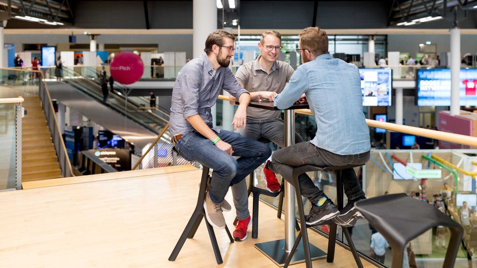 Matthias Brendel (center) and his team work on digital business models for premium mobility at the Audi Denkwerkstatt.