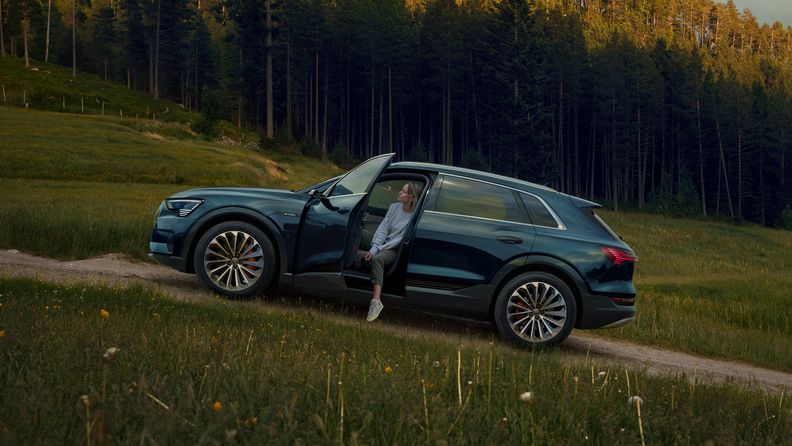 Audi mit Frau auf Fahrersitz steht an einem schrägen Hang