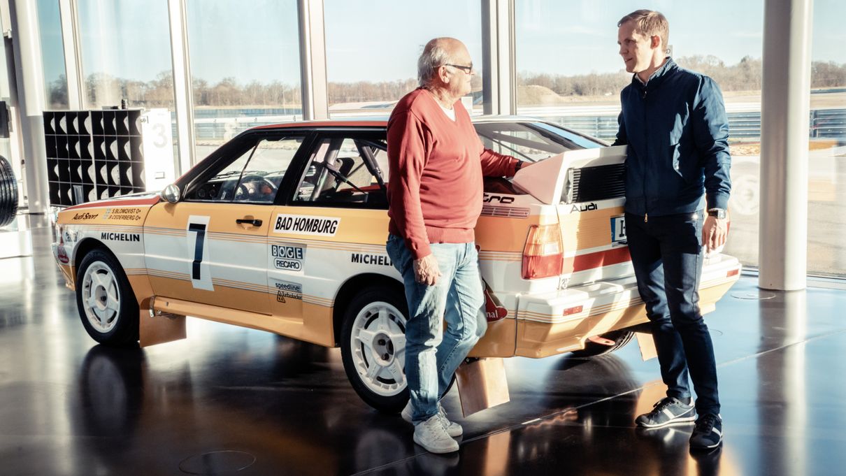 Original aus den 80ern: Stig Blomqvist zeigt Mattias Ekström seinen unschlagbaren Ur-quattro, mit dem er 1984 alle abgehängt hat.