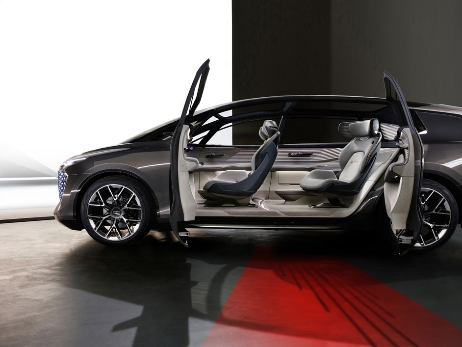 Seitlicher Blick durch die geöffneten Türen in das Interieur des Audi urbansphere concept 