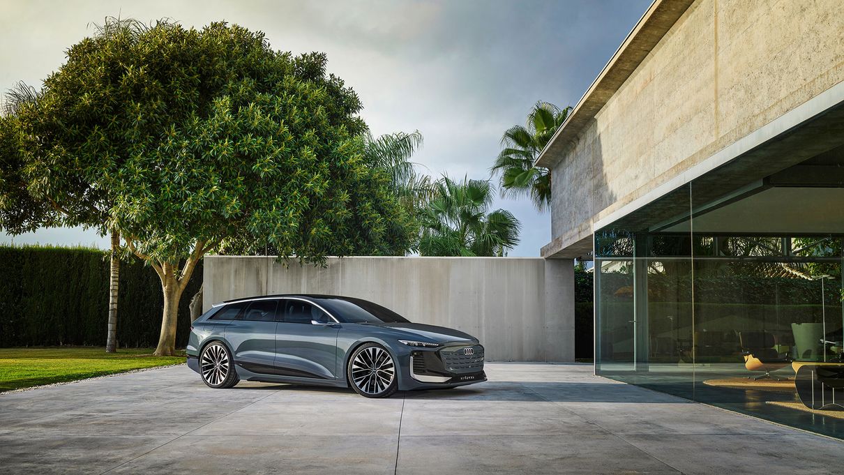 Audi A6 Avant e-tron concept vor moderner Architektur