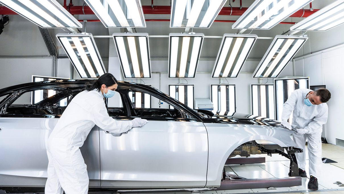 Lackier-Arbeiten an der Karosserie des Audi A8 L Horch