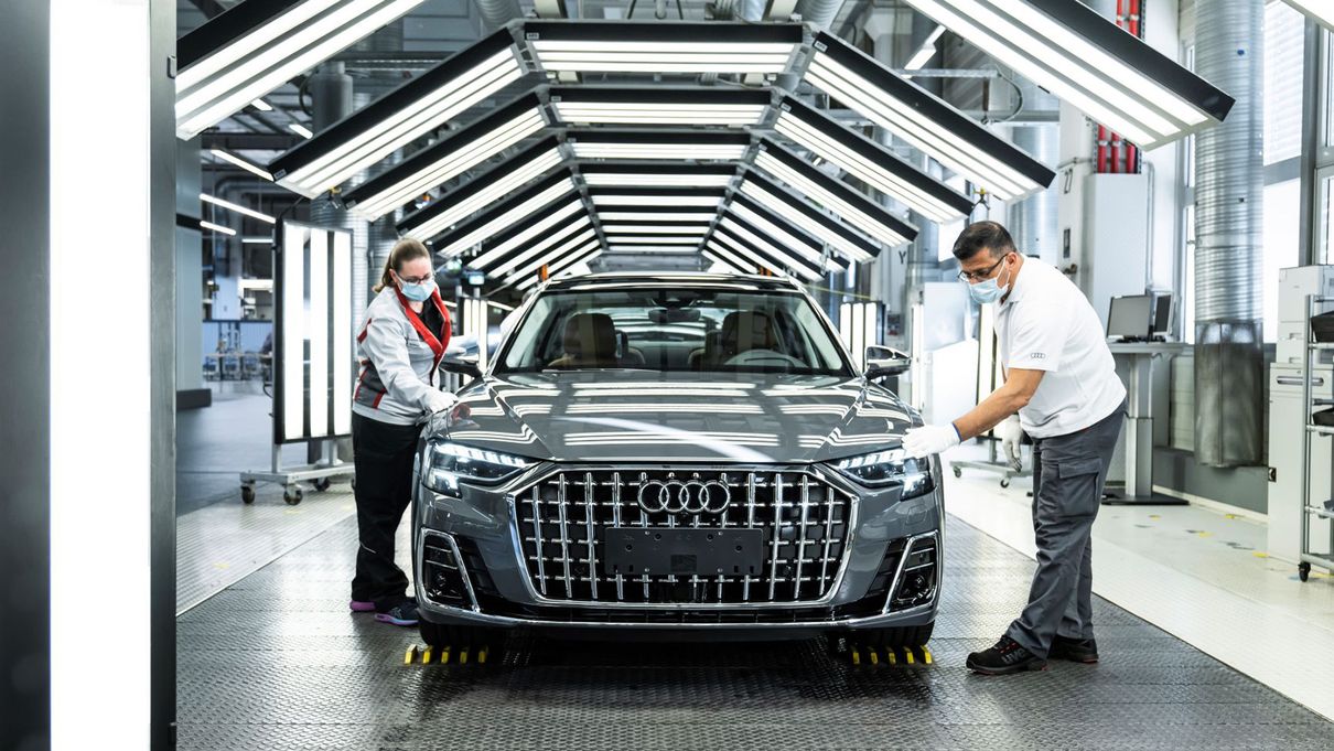 Zwei Audi Mitarbeiter bei der Qualitätssicherung am Audi A8 L Horch