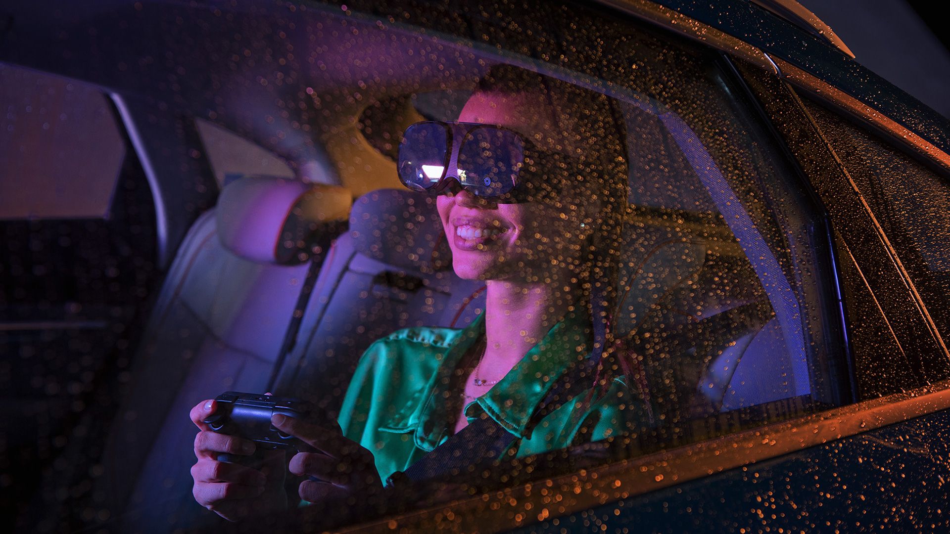 Junge Frau mit Virtual Reality Brille im Auto