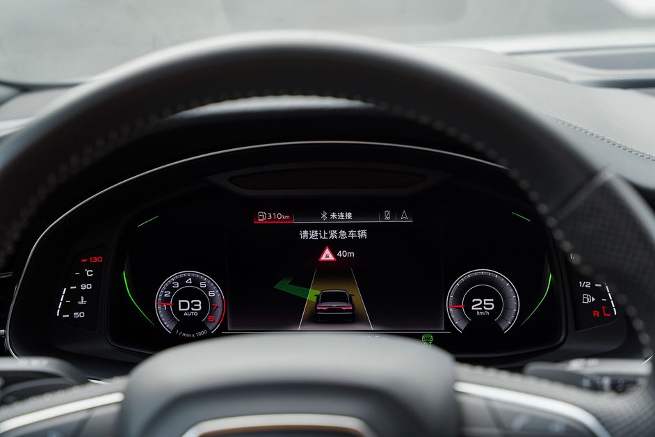 Warnung vor Fußgänger im Cockpit eines autonom fahrenden Audi Testfahrzeugs