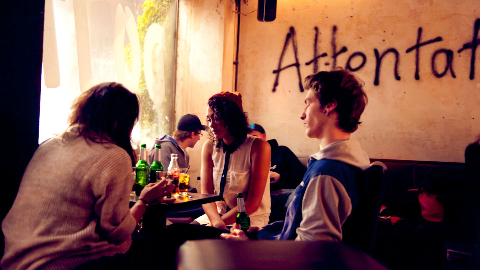Junge Menschen sitzen in einem Café