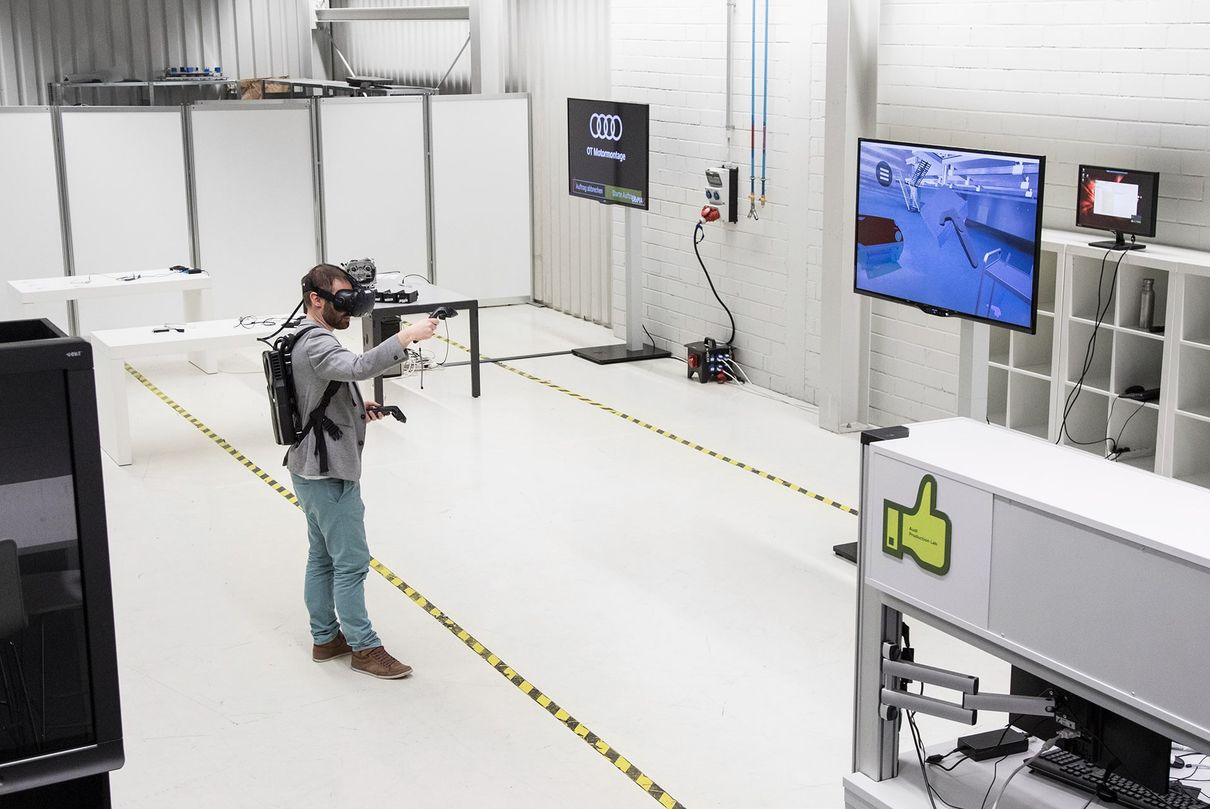 Mit einer Augmented-Reality-Brille erprobt ein Mitarbeiter im P-Lab ein neues Tool.