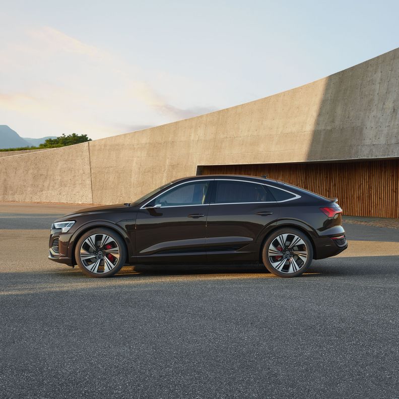 Sideview of the Audi Q8 Sportback e-tron