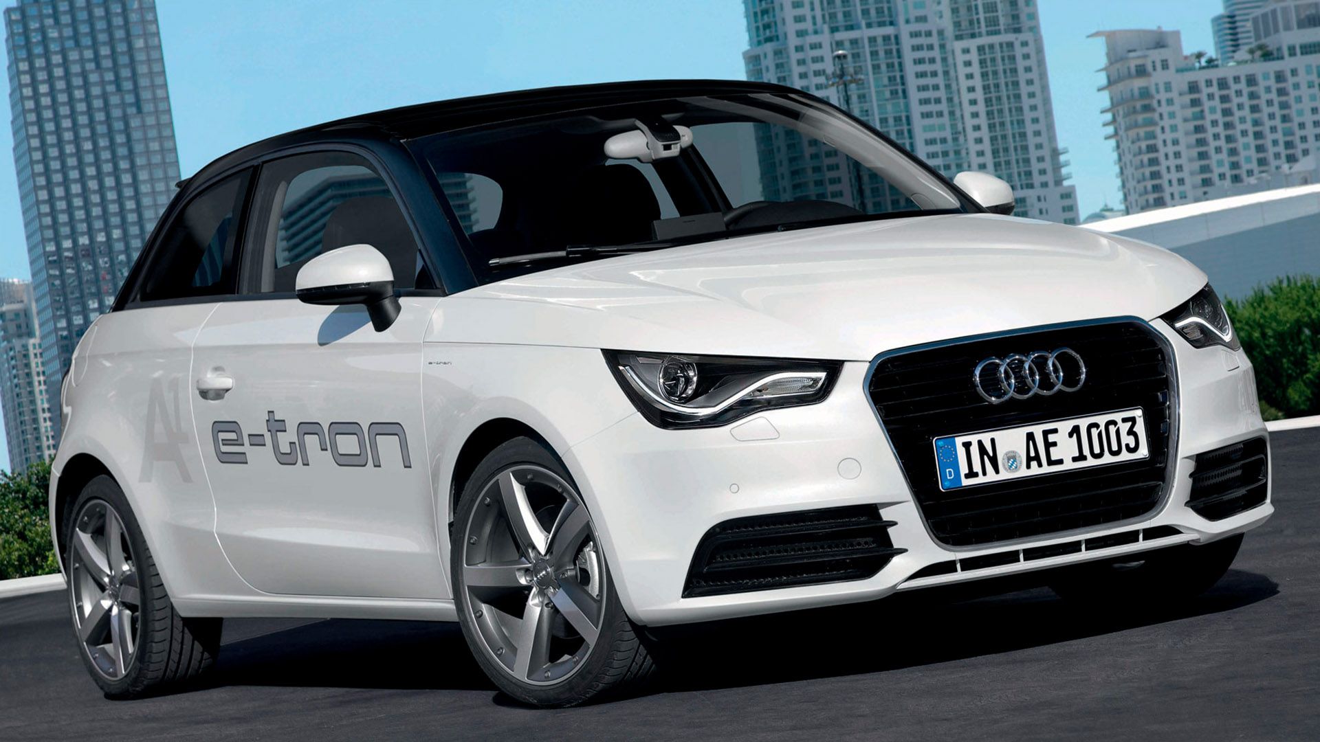 Weißer Audi A1 e-tron