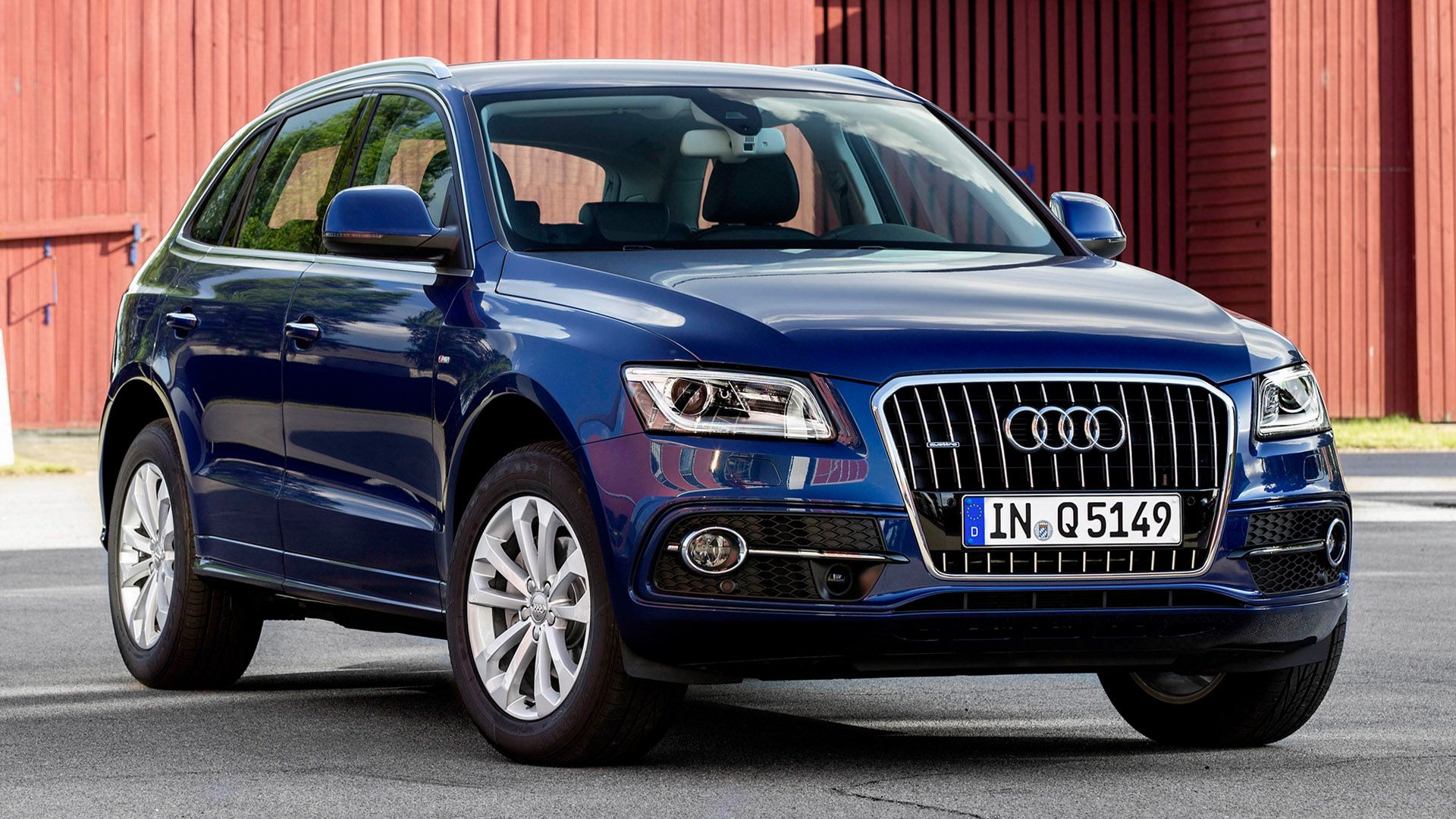 Dark blue Audi Q5 in front of a barn