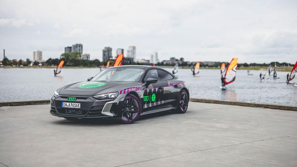 Audi RS e-tron GT FC Bayern concept*  steht vor dem Wasser