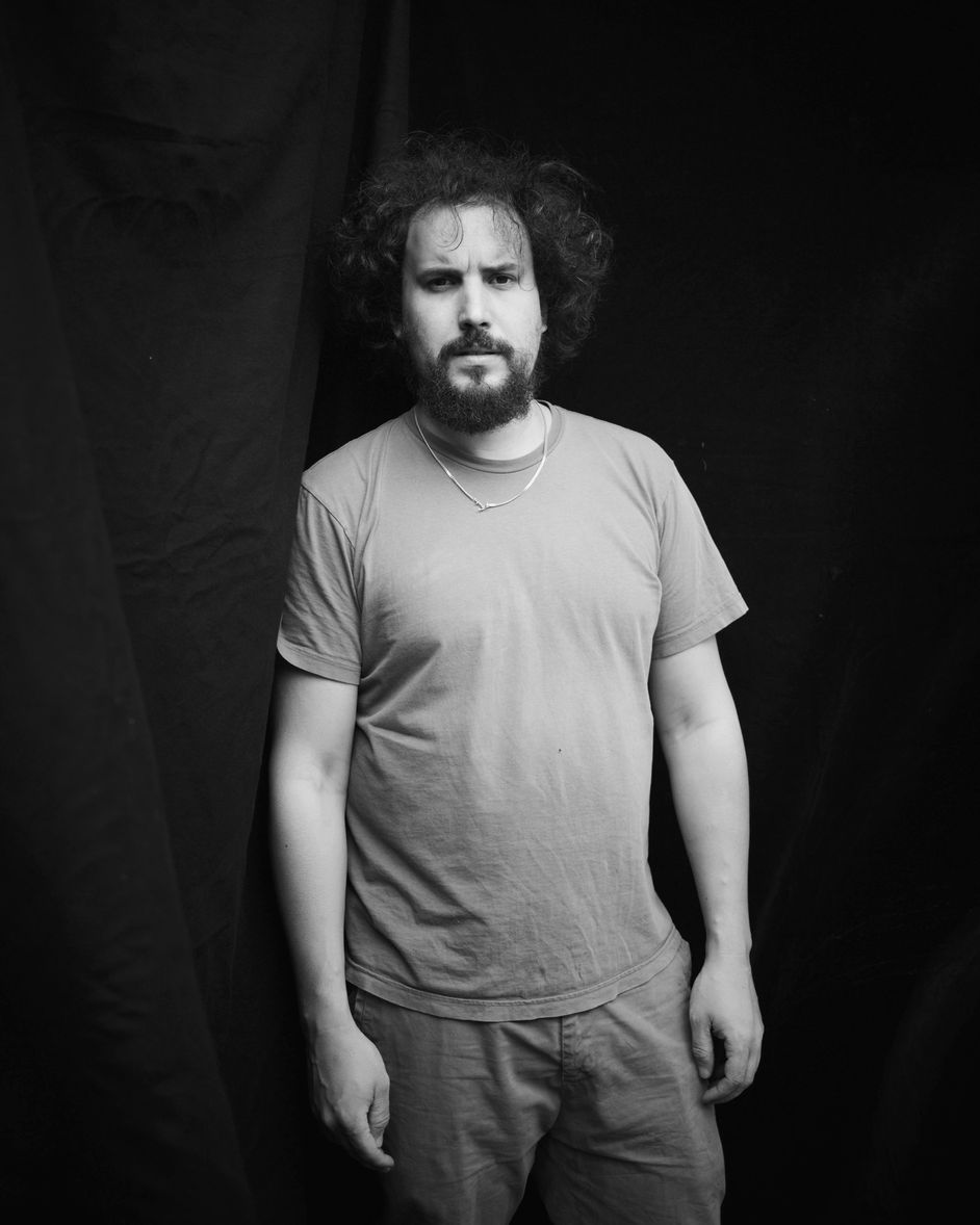 Schwarz-Weiß Porträt des Fotografen Julian Baumann