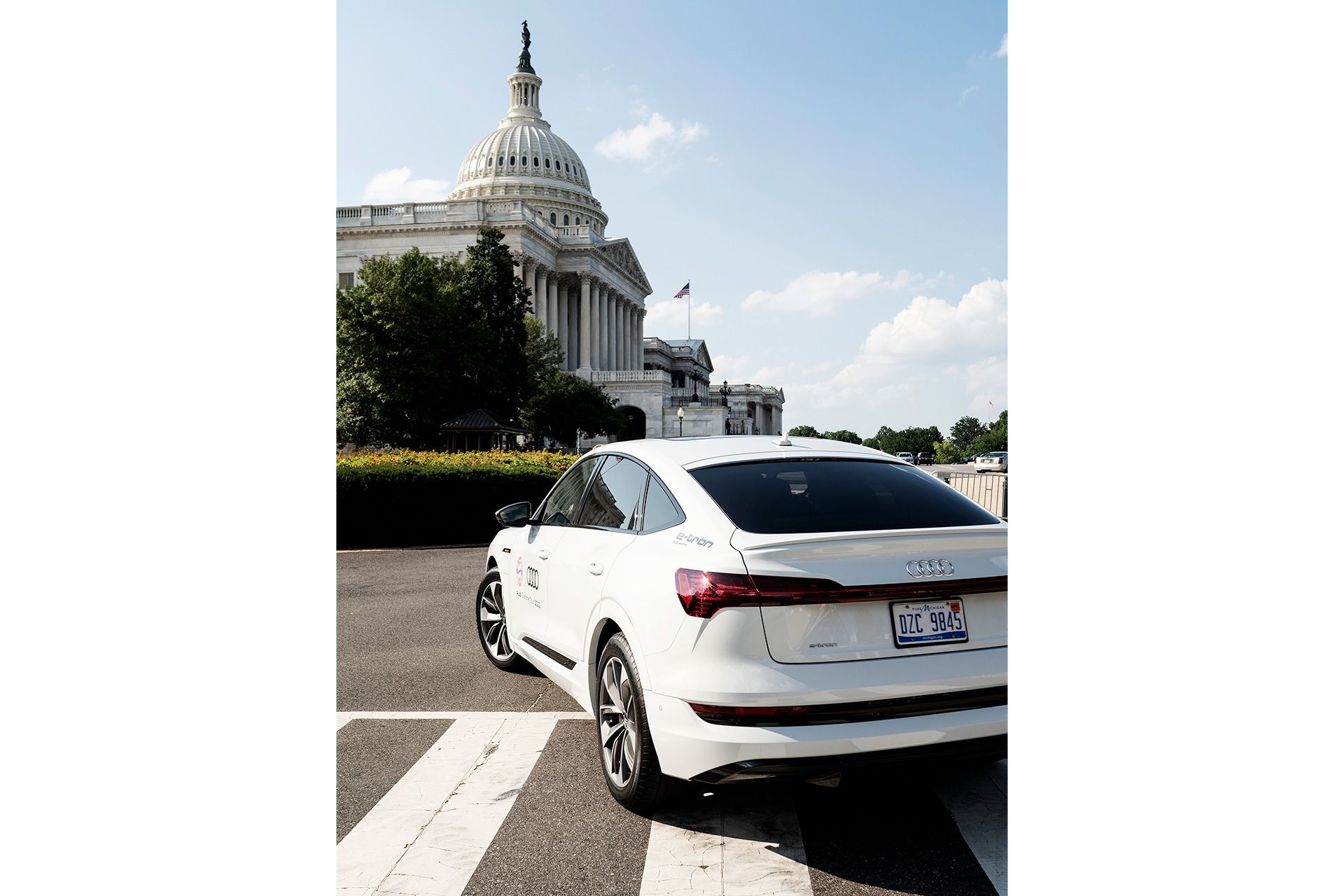 Ein weißer Audi parkt vor dem Capitol