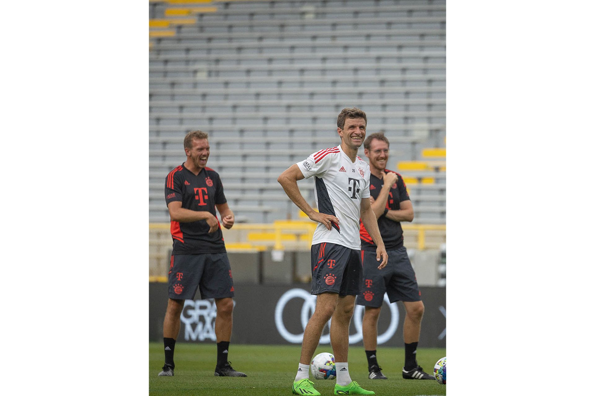 Die Coaches und Thomas Müller lachen beim Training