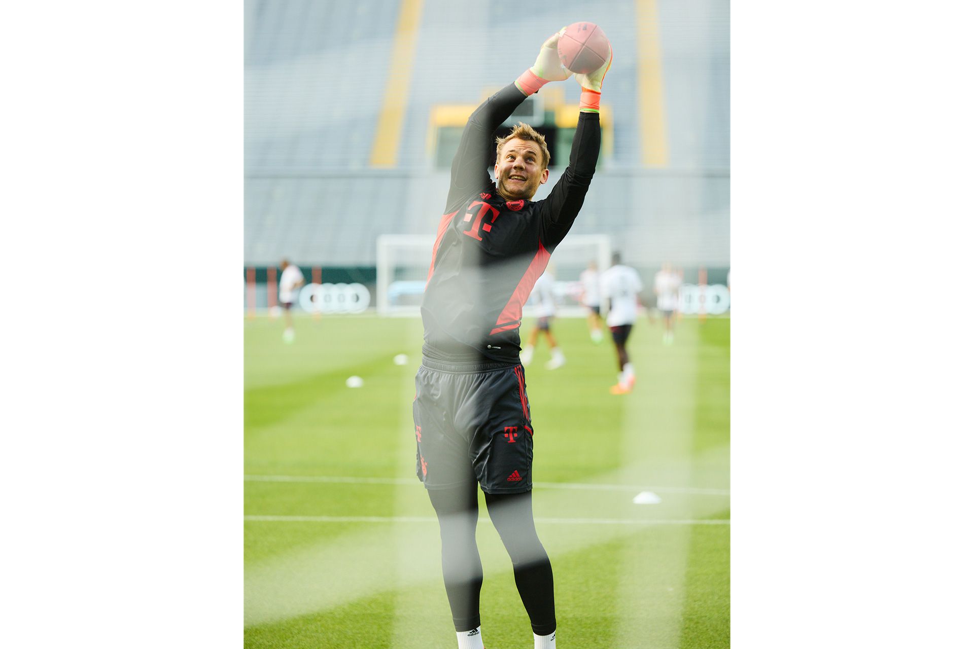 Manuel Neuer fischt einen Football aus der Luft