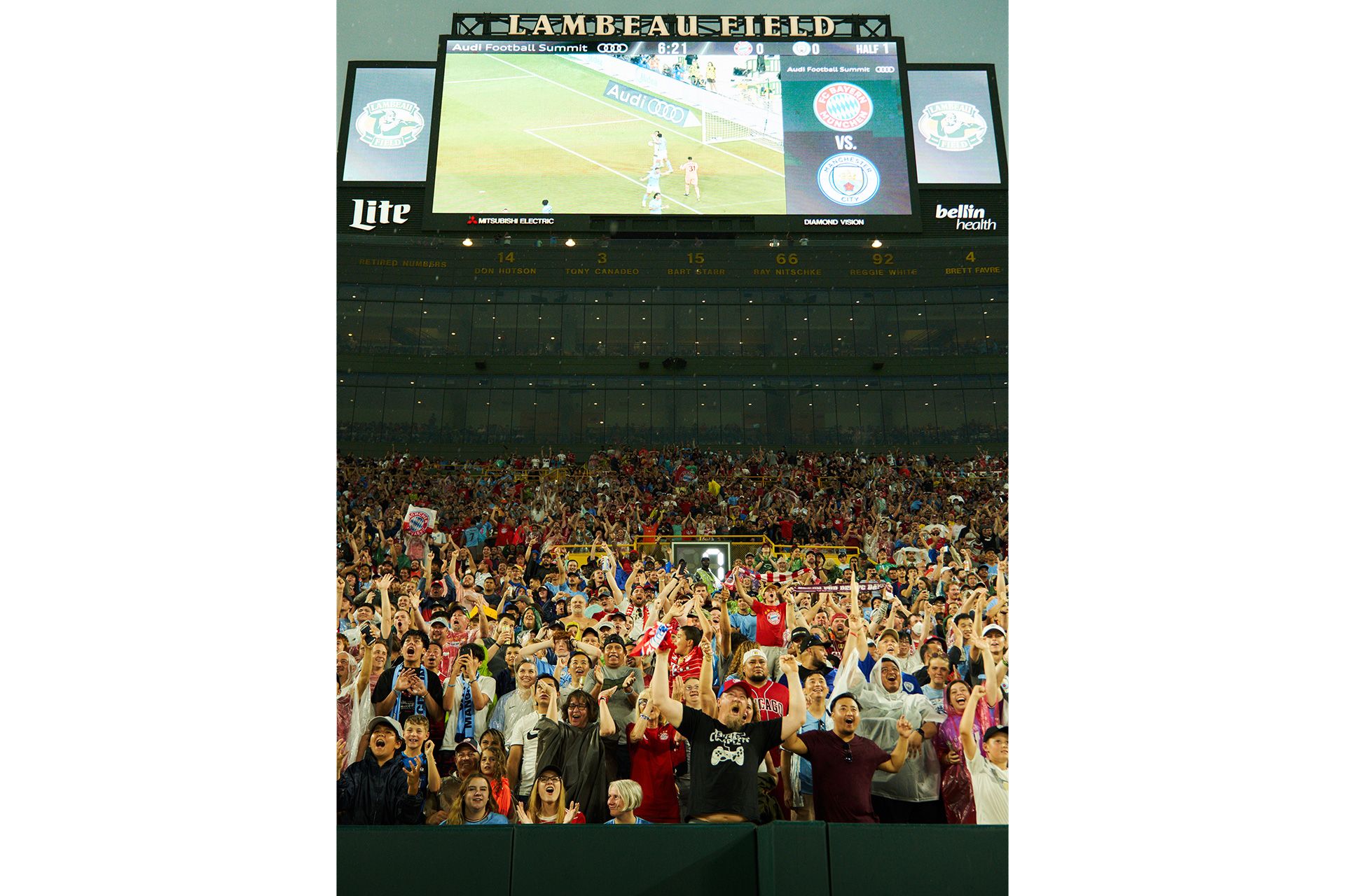 Jubelnde Fans unter der Anzeigetafel des Lambeau Field