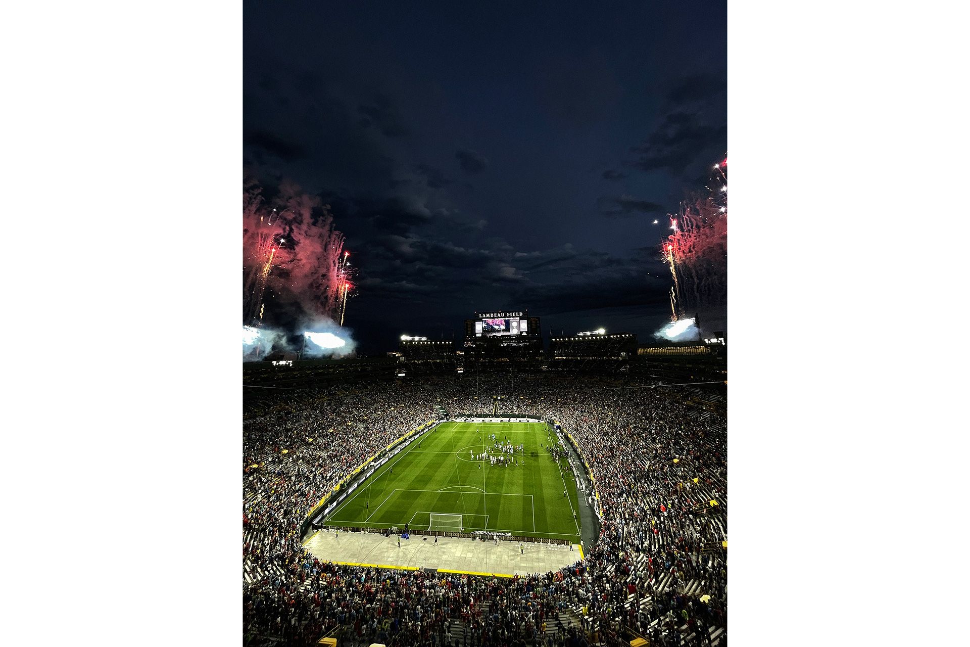 Das Stadion unter dem Nachhimmel mit Feuerwerk zur Feier des Audi Football Summit