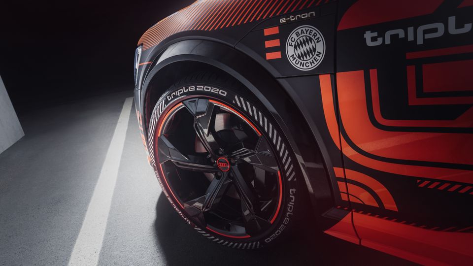 Ansicht eines Vorderreifens vom Audi e-tron triple 2020