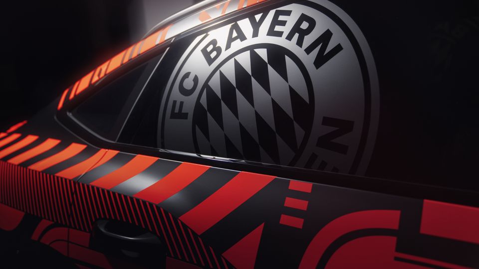 Seitliche Ansicht des FC Bayern Logos auf dem Audi e-tron triple 2020