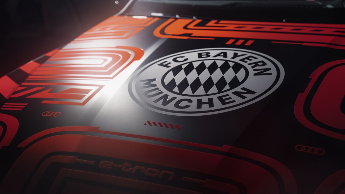 FC Bayern Logo auf einem Audi e-tron triple 2020