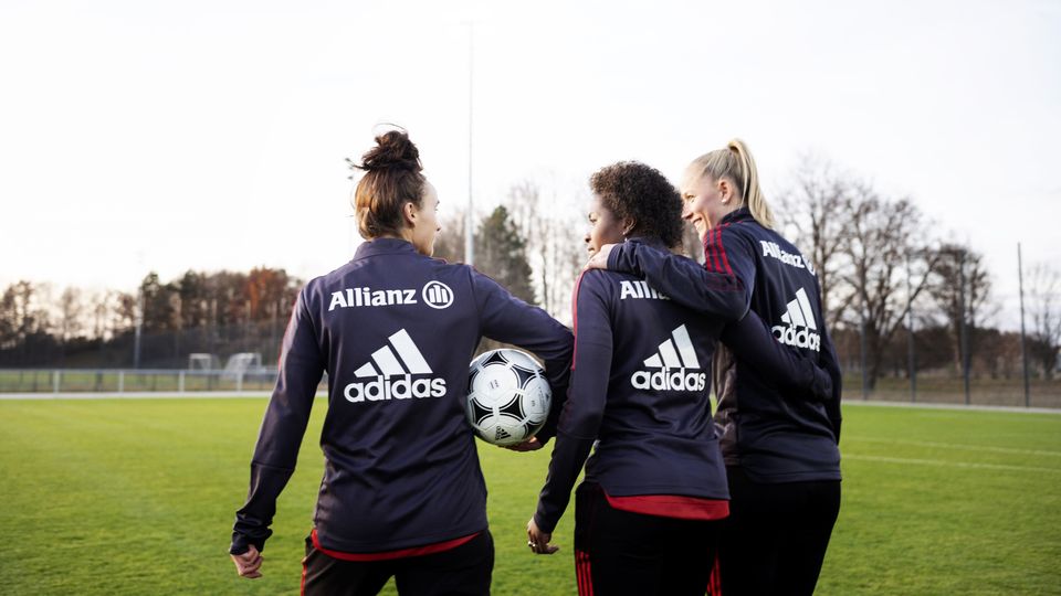 FC Bayern players Lina Magull, Lineth Beerensteyn and  Lea Schüller walking on the pitch