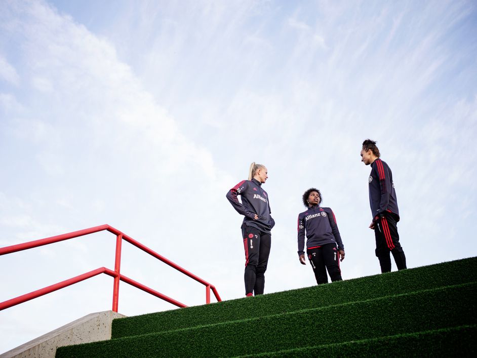 FC Bayern players Lea Schüller, Lina Magull and Lineth Beerensteyn talking
