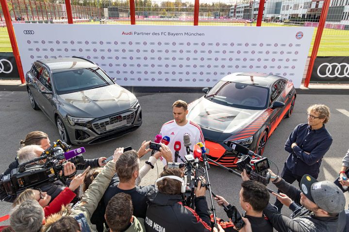 Manuel Neuer in front of reporters