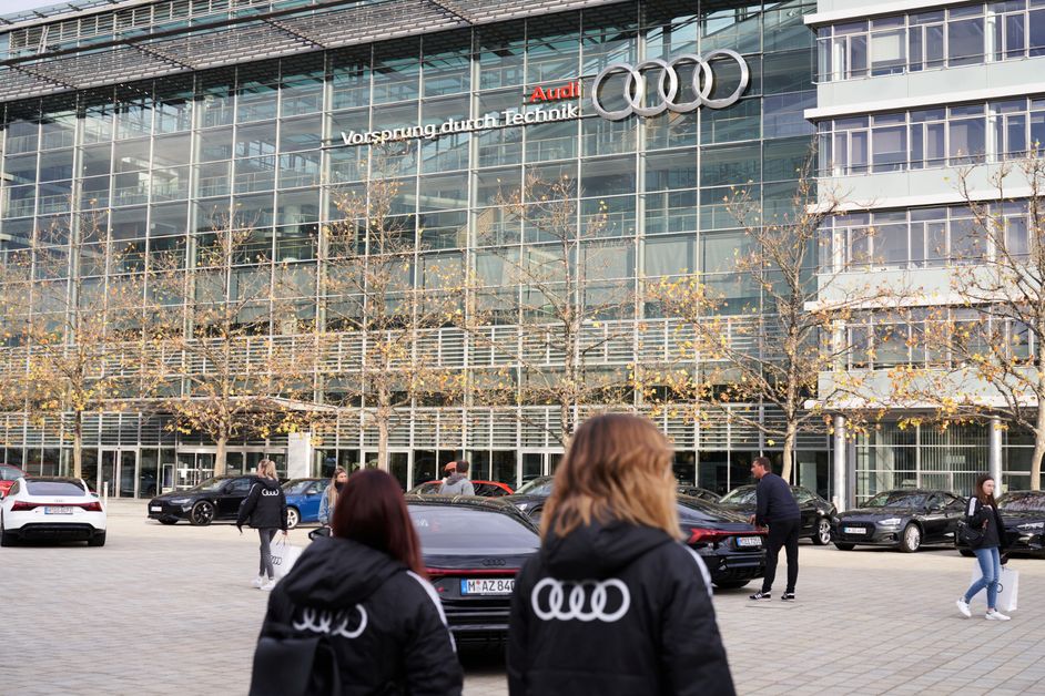 Mitarbeitende und Fahrzeuge vor dem Audi Forum in Ingolstadt