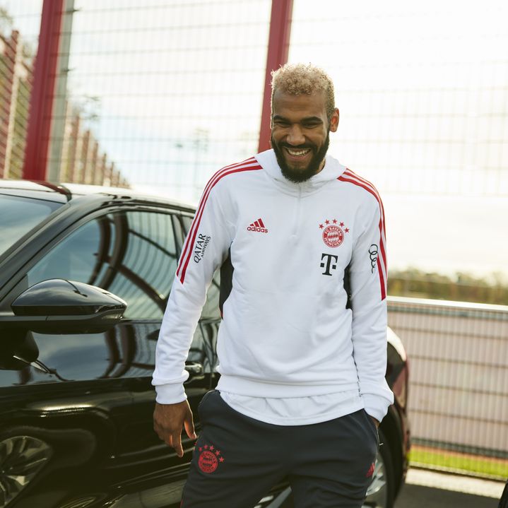 Maxim Choupo-Moting in front of his new Audi