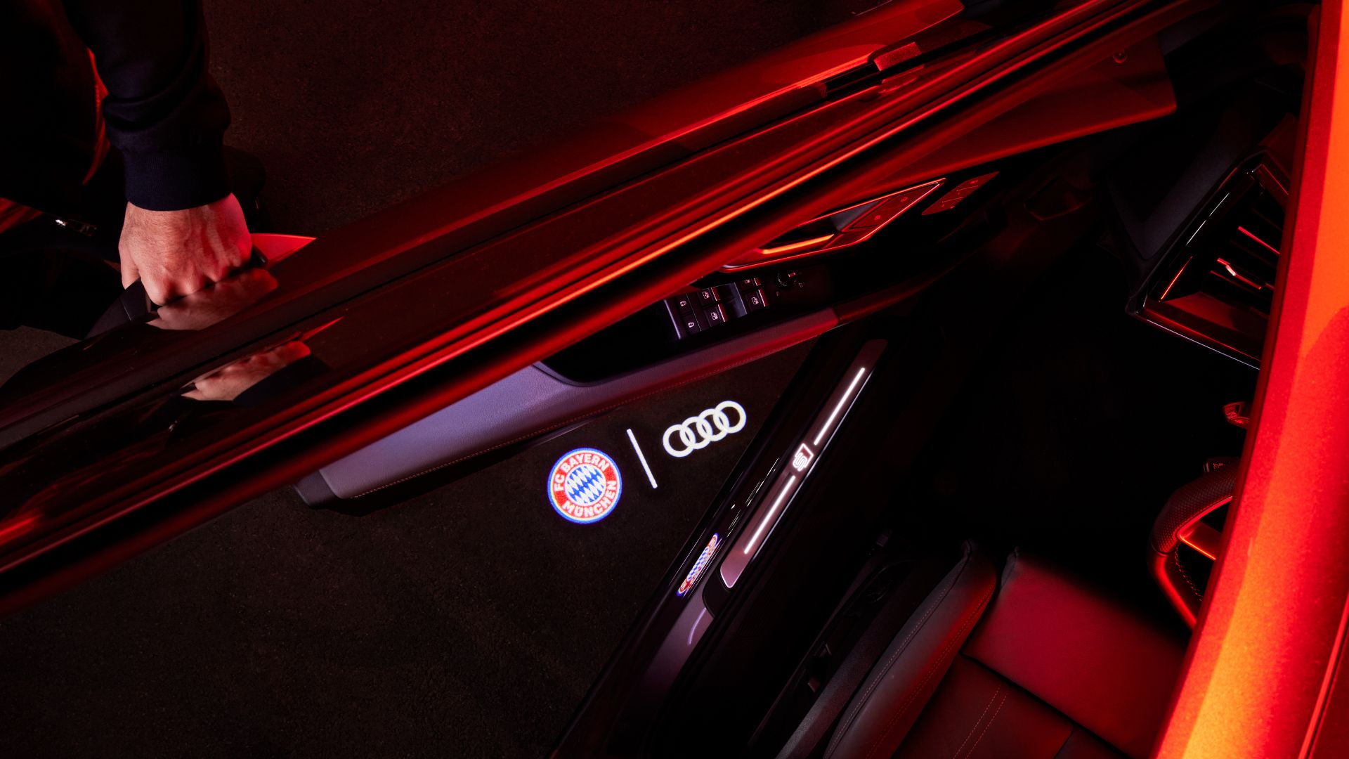 Einstiegs-LED Logo FC Bayern München und Audi Ringe, für Fahrzeuge mit LED- Einstiegsleuchten > Shopping World Luxemburg