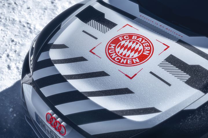 Aufsicht auf das Heck des Audi RS e-tron GT mit Sonderfolierung