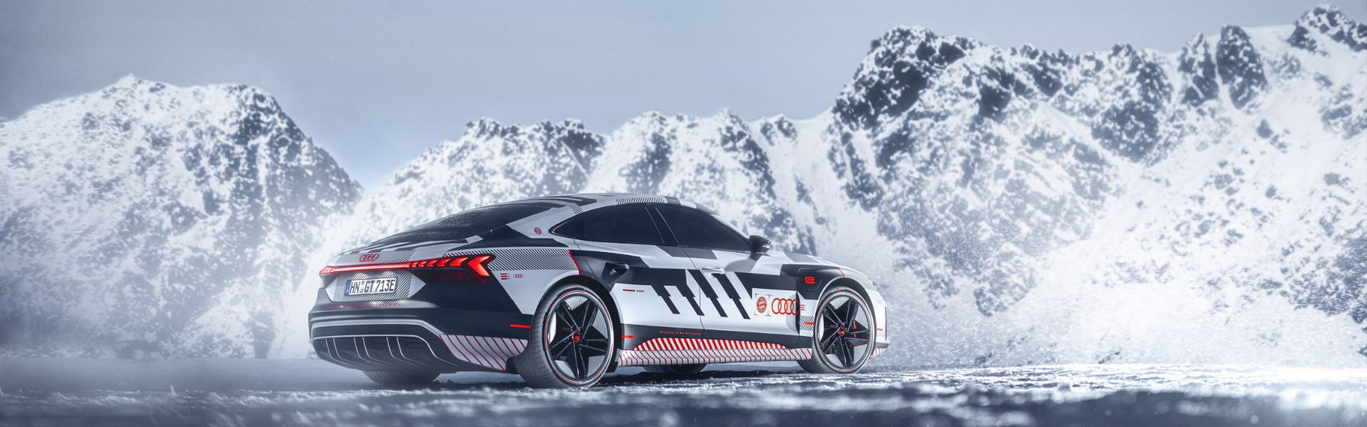 Audi RS e-tron GT in FC Bayern Sonderfolierung auf Eispiste