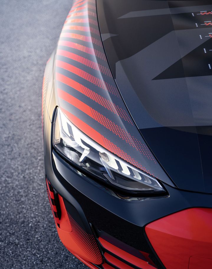 Der rechte Frontscheinwerfer des Audi RS e-tron GT FC Bayern concept