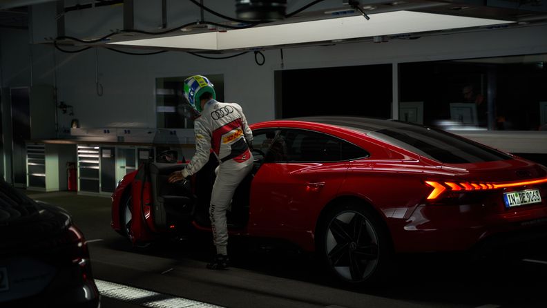 Testfahrer steigt in roten Audi e-tron GT