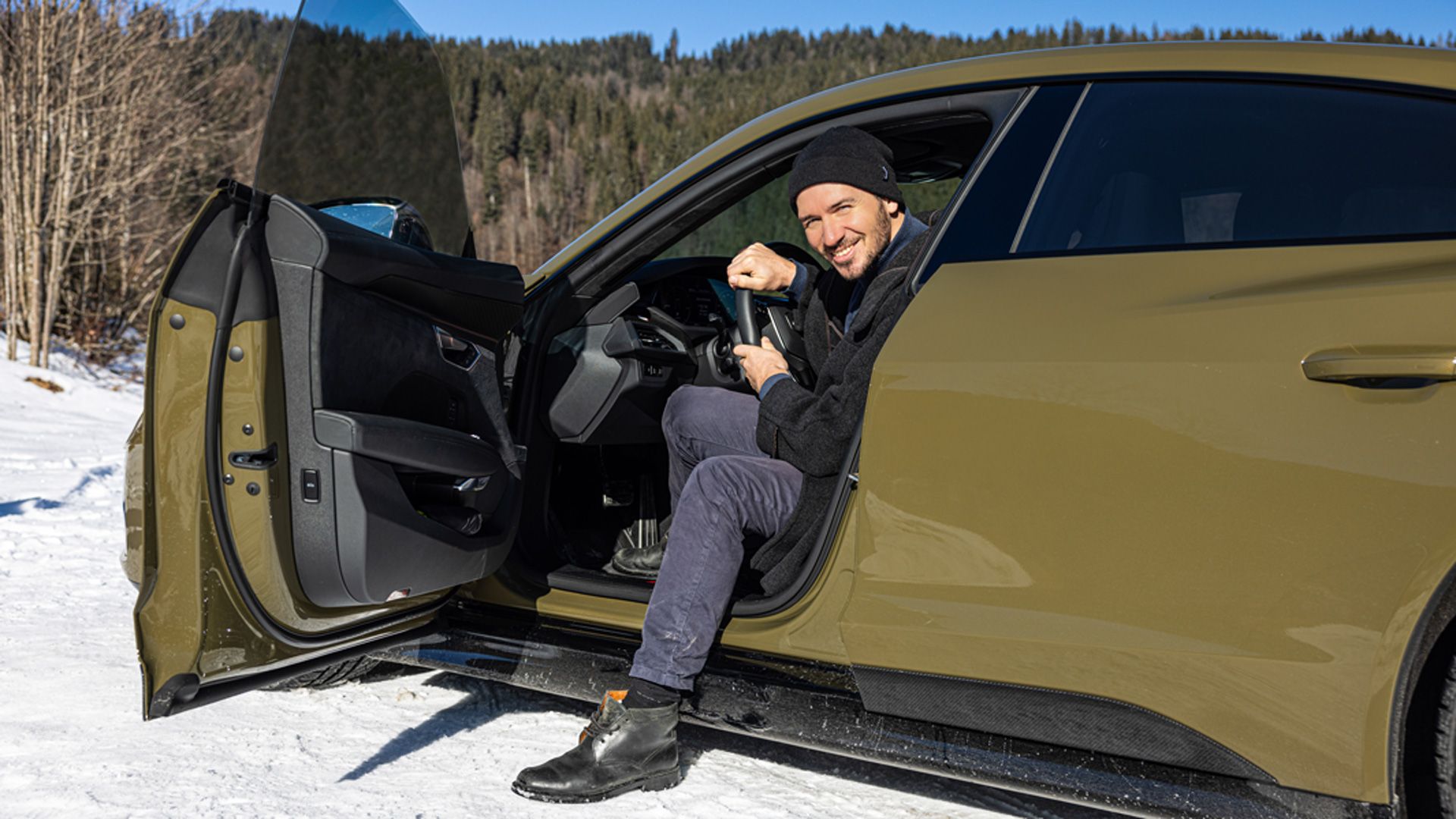 “For a long time I’ve wanted a vehicle that combines sportiness and sustainability. The Audi RS e-tron GT is ideal for me – both logically and emotionally,” says Felix Neureuther. The Audi simultaneously radiates sportiness, high quality and comfort.