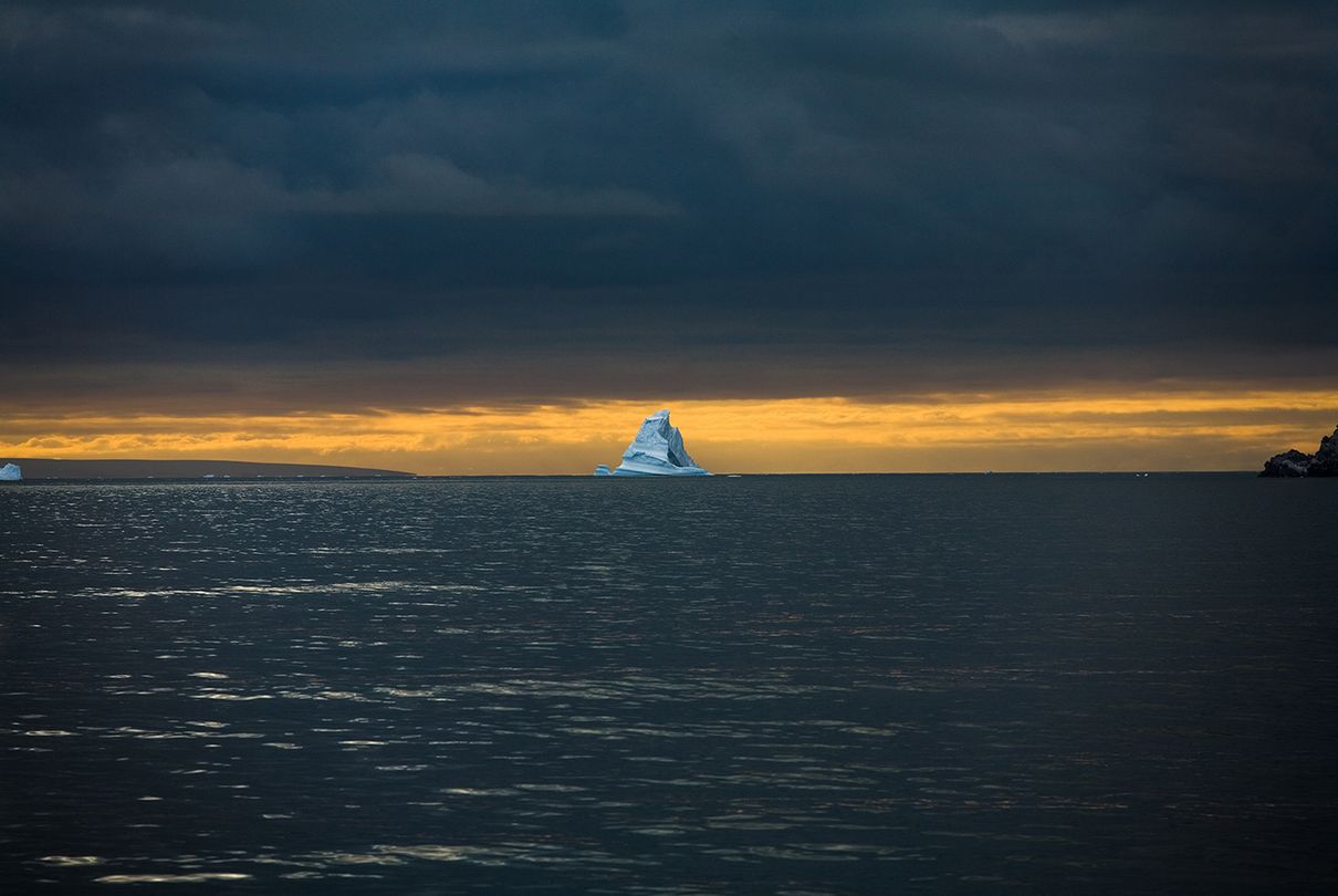 Ein Eisberg in der Antarktis aus der Ferne. 