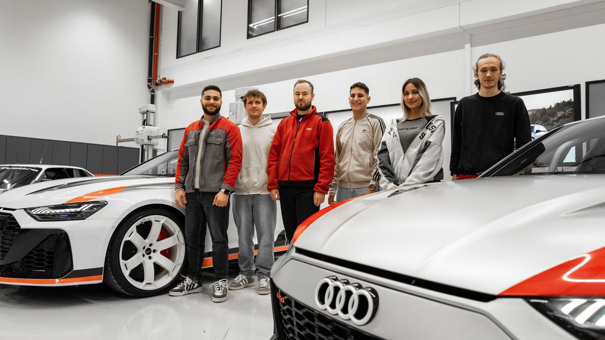 Sechs ehemalige Auszubildende bei der ersten Vorstellung des RS 6 Avant GT