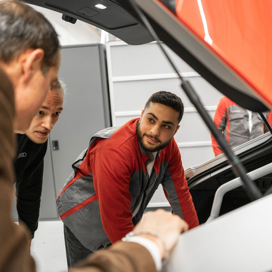 Moumen Hallak und Jonathan Trinkner inspizieren den Kofferraum des neuen RS6 Avant GT