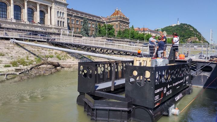 Audi installs a waste trap in the Danube