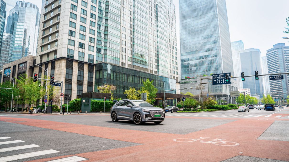 Lange Tradition: Seit 1988 sind die Vier Ringe aus dem Straßenbild chinesischer Megacitys nicht mehr wegzudenken. Ein Vertreter aus dem aktuellen Portfolio ist der Audi Q4 e-tron.