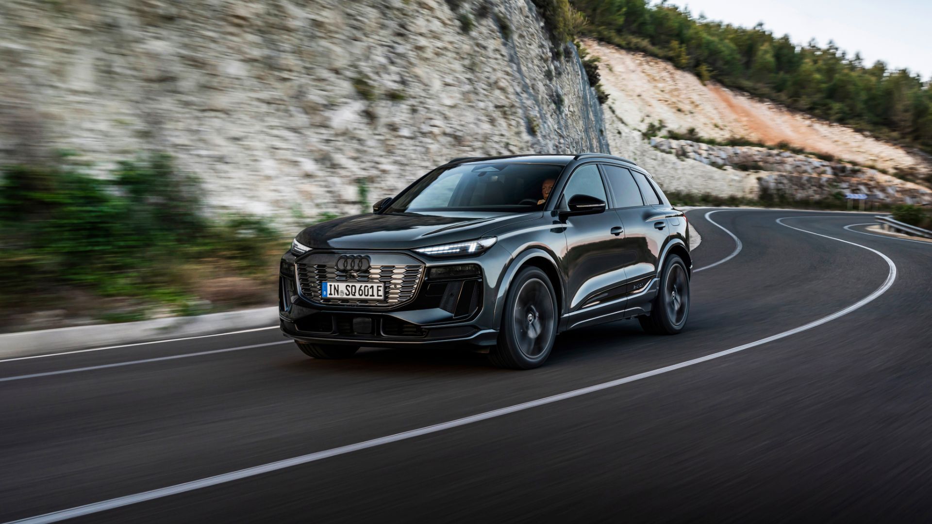 Spannung erhöht: Der Audi Q6 e-tron und der Audi SQ6 e-tron (Bild) stehen für den Wandel der Vier Ringe zu einem führenden Anbieter im Bereich der Elektromobilität. Mit neuer Plattform, Elektronikarchitektur, Lade- wie Batterietechnologie und ein für Audi wegweisendes Design, bahnt der Q6 e-tron den Weg in die vollelektrische Zukunft von Audi.