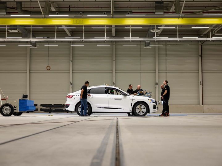 Bildunterschrift:  Vorbereitungen zu einem Crashversuch im neuen Fahrzeugsicherheitszentrum Ingolstadt